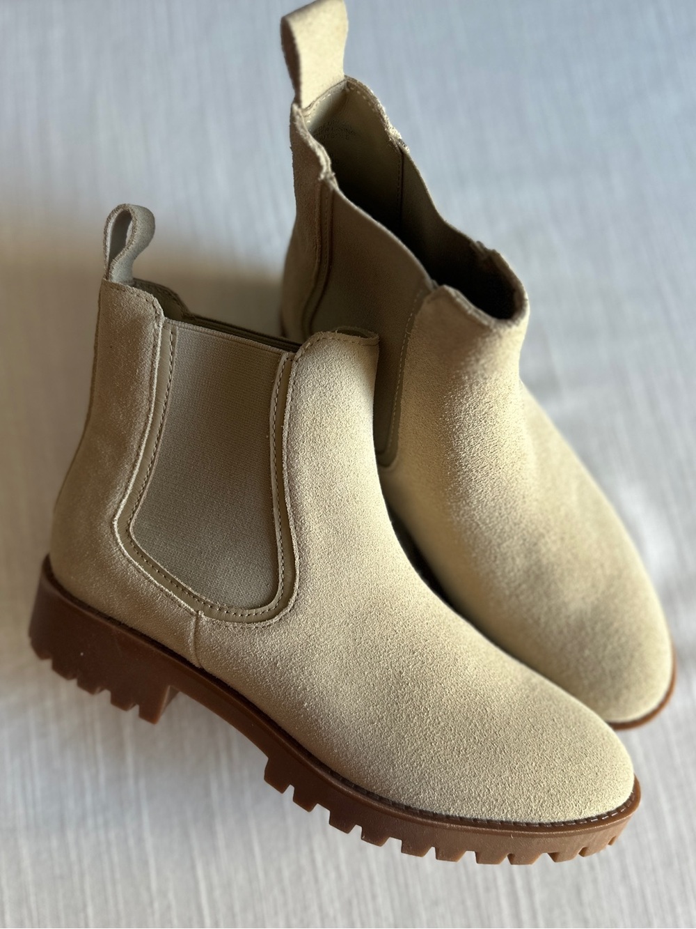 Quince Italian Almond Suede Lug Sole Chelsea Boots Size 7.5 NWT - Picture 9 of 9